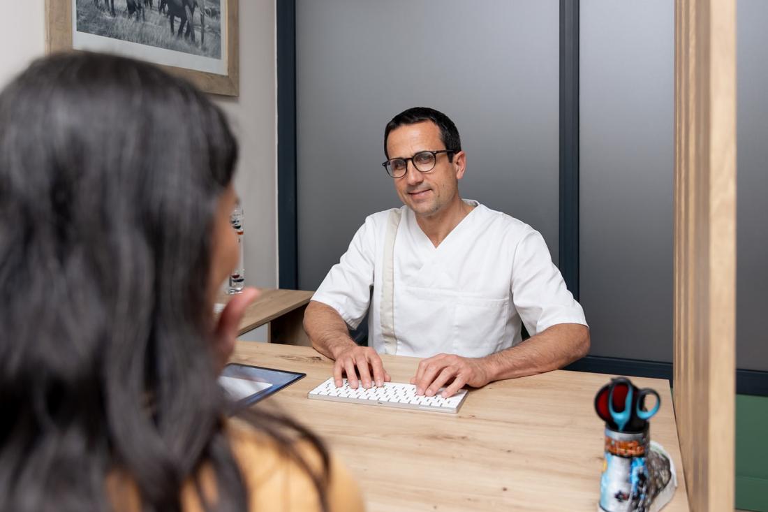 Photo d'Yves Arnaud en consultation d'ostéopathie à Montpellier