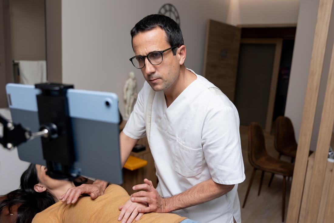 Yves Arnaud, ostéopathe D.O. à Montpellier, en séance de micropraxie au cabinet Naturalis Medicina